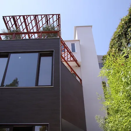 Art Vandrerhjem Tirana